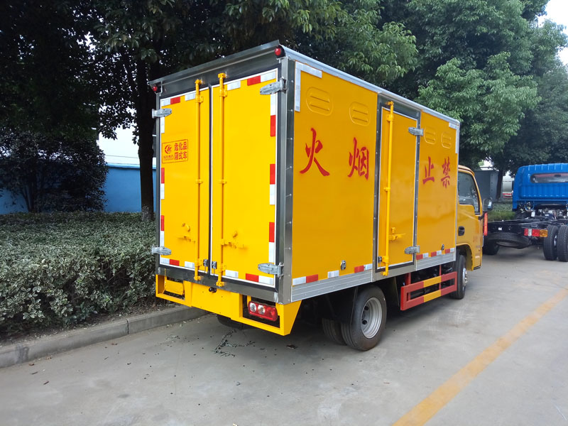 上汽躍進(jìn)藍(lán)牌柴油版3.3米液體廂式車