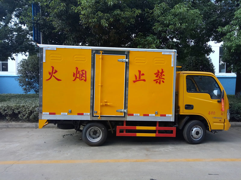 上汽躍進(jìn)藍(lán)牌柴油版3.3米液體廂式車