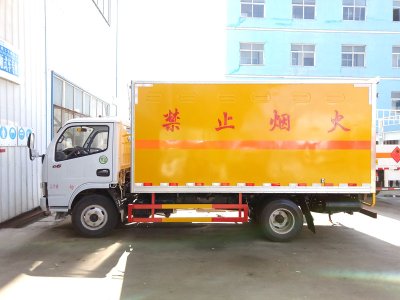 東風(fēng)多利卡4.1米液體廂式車
