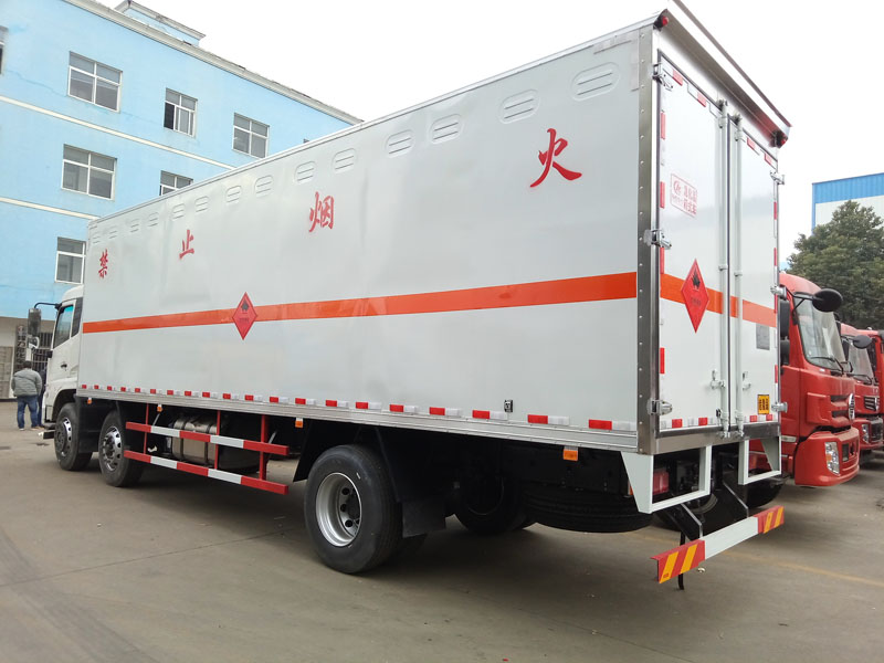 東風(fēng)天錦8.6米液體廂式車