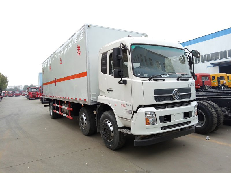 東風(fēng)天錦8.6米液體廂式車