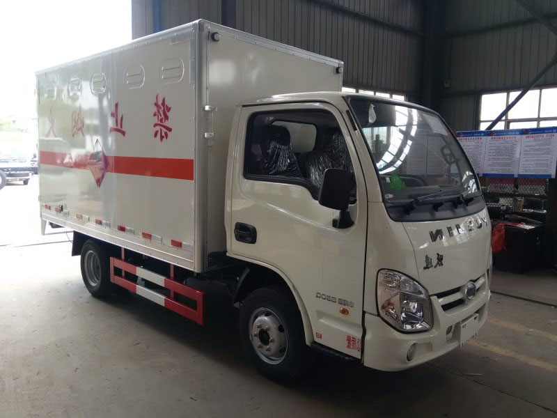 上汽躍進藍牌汽油版3.3米液體廂式車