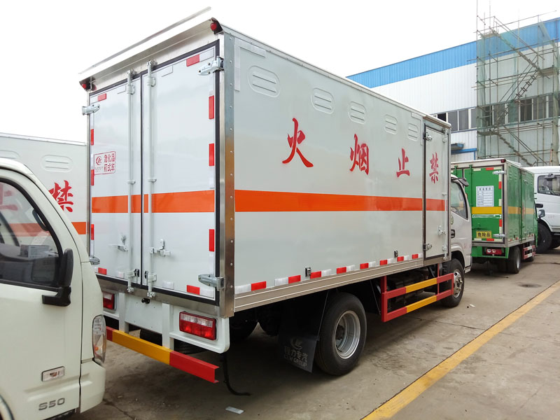 東風多利卡4.1米腐蝕品廂式車