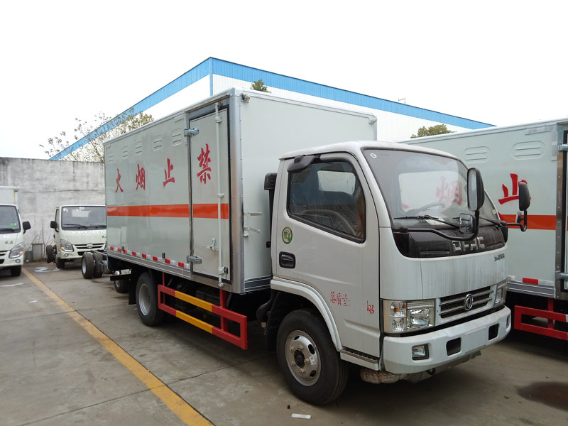 東風多利卡4.1米腐蝕品廂式車