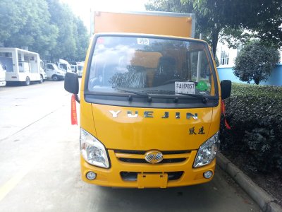 上汽躍進藍(lán)牌3.3米柴油版腐蝕品廂式車
