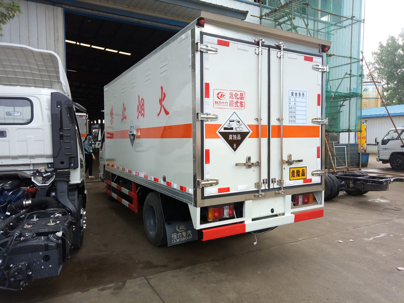江鈴4.2米腐蝕品廂式車