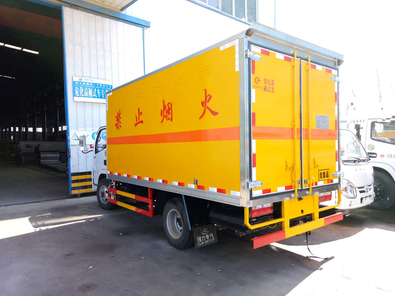 東風(fēng)多利卡4.1米腐蝕品廂式車