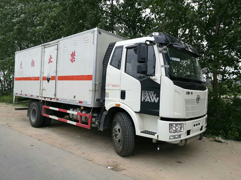 解放6.2米腐蝕品廂式車(chē)