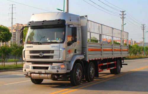 柳汽9.6米氣瓶運(yùn)輸車(chē)