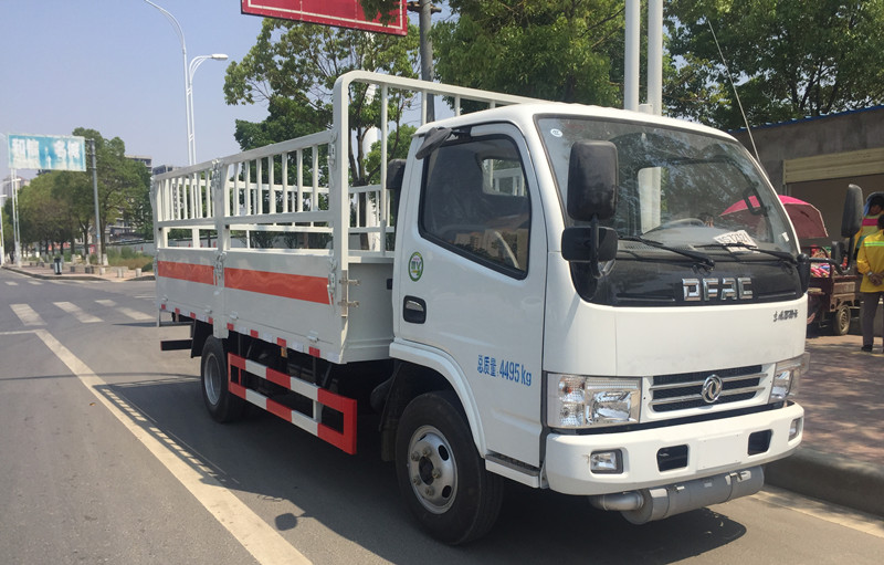 東風(fēng)多利卡藍(lán)牌4.1米氣瓶運(yùn)輸車