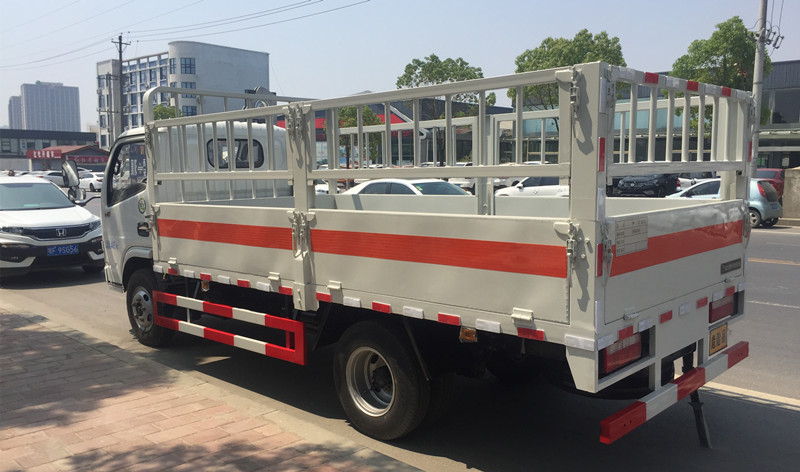 東風(fēng)多利卡藍(lán)牌4.1米氣瓶運(yùn)輸車