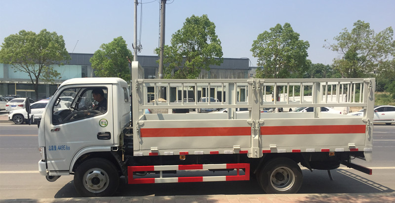 東風(fēng)多利卡藍(lán)牌4.1米氣瓶運(yùn)輸車