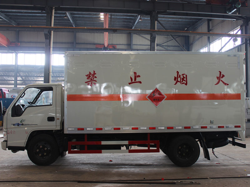 江鈴4.2米藍(lán)牌雜項(xiàng)危險(xiǎn)品廂式車