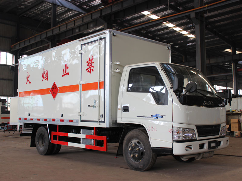 江鈴4.2米藍(lán)牌雜項(xiàng)危險(xiǎn)品廂式車