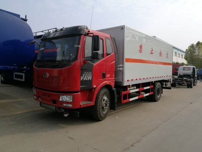 解放6.2米雜項(xiàng)危險(xiǎn)品廂式車