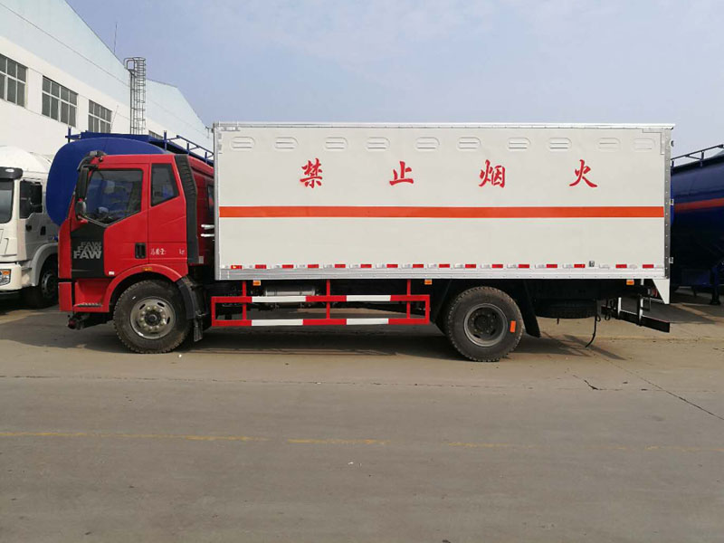 解放6.2米雜項(xiàng)危險(xiǎn)品廂式車