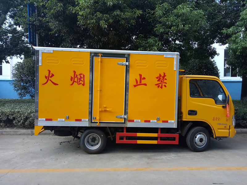 上汽躍進(jìn)3.3米藍(lán)牌柴油版雜項(xiàng)危險(xiǎn)品廂式車(chē)