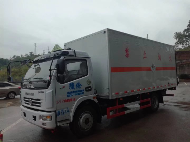 東風(fēng)5.1米廢舊電池運(yùn)輸車
