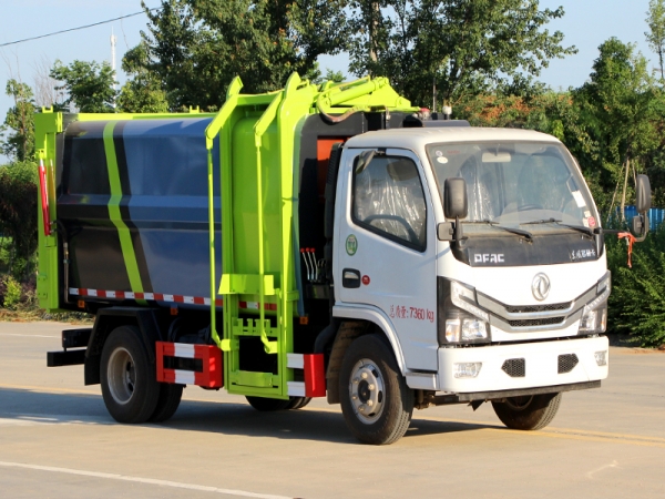 東風(fēng)小多利卡廂式4.5方餐廚垃圾車