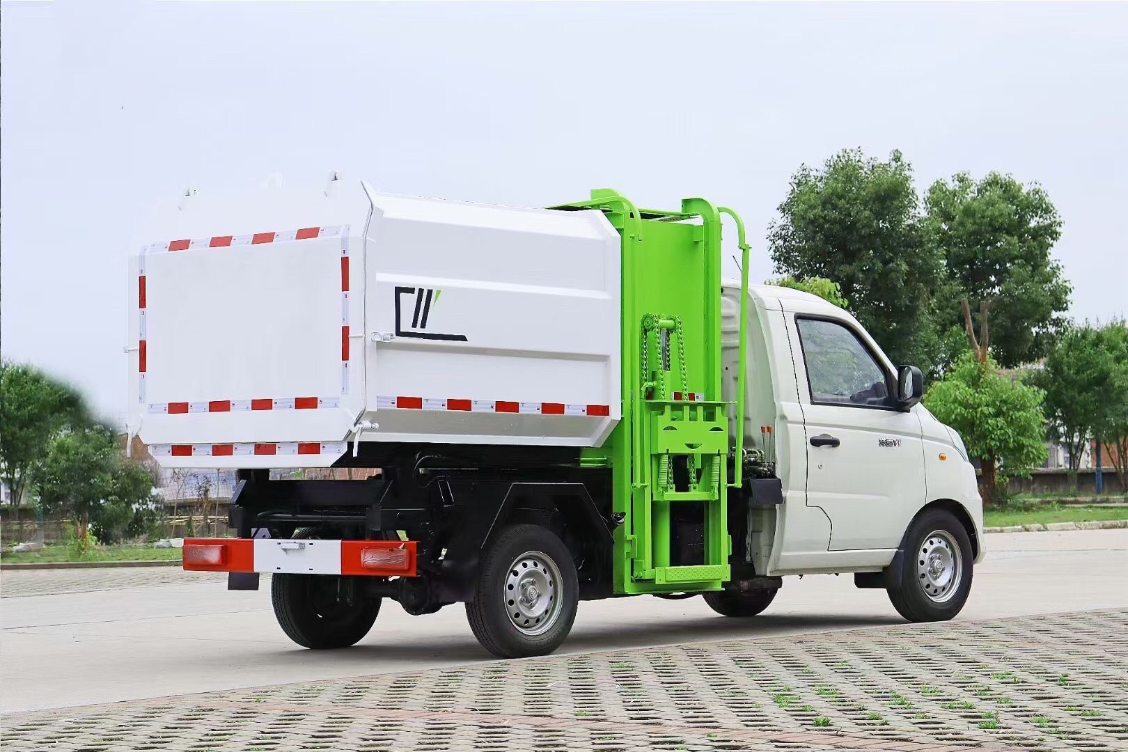 福田祥菱4方藍(lán)牌掛桶垃圾車(chē)