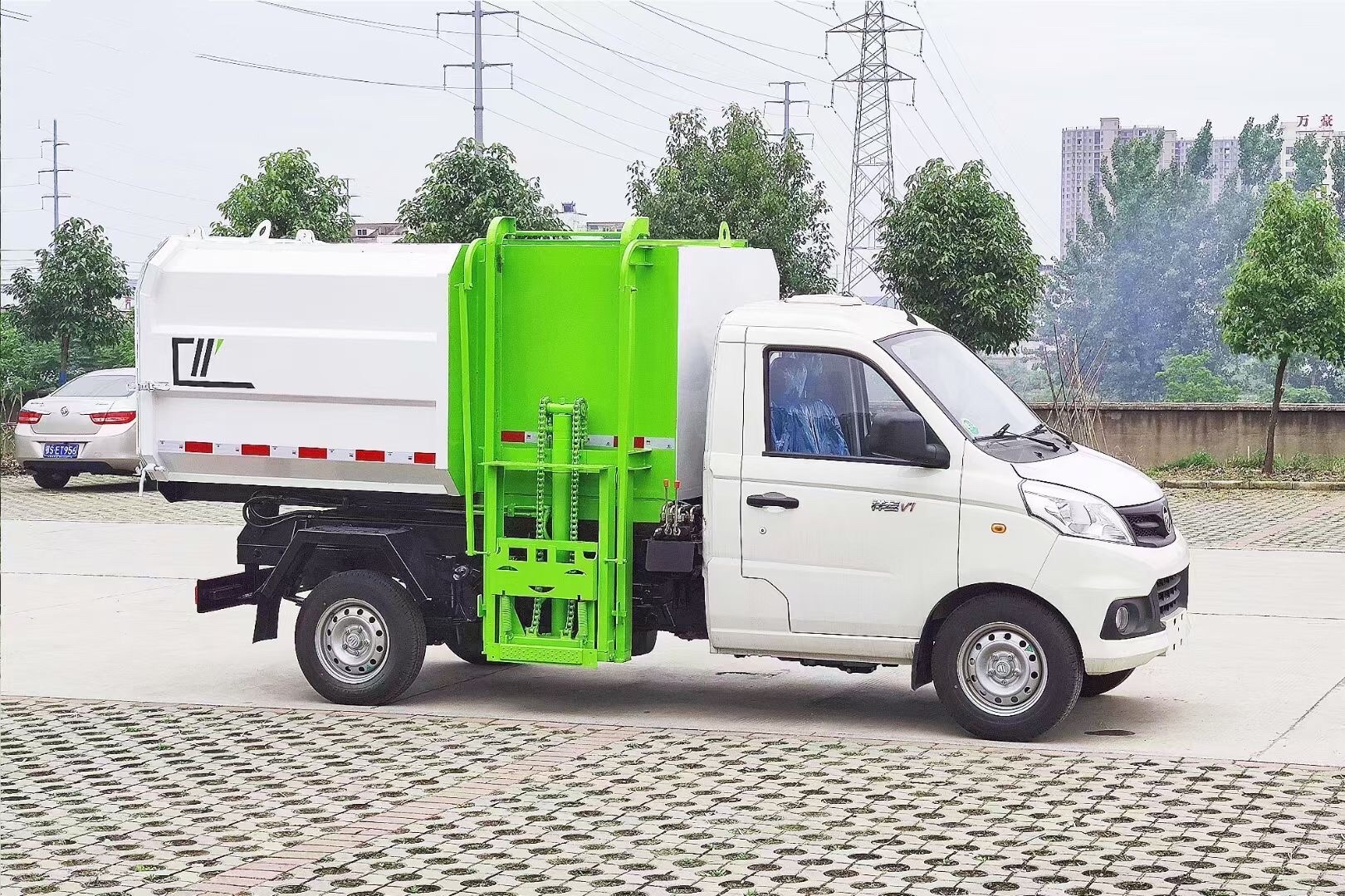福田祥菱4方藍(lán)牌掛桶垃圾車(chē)