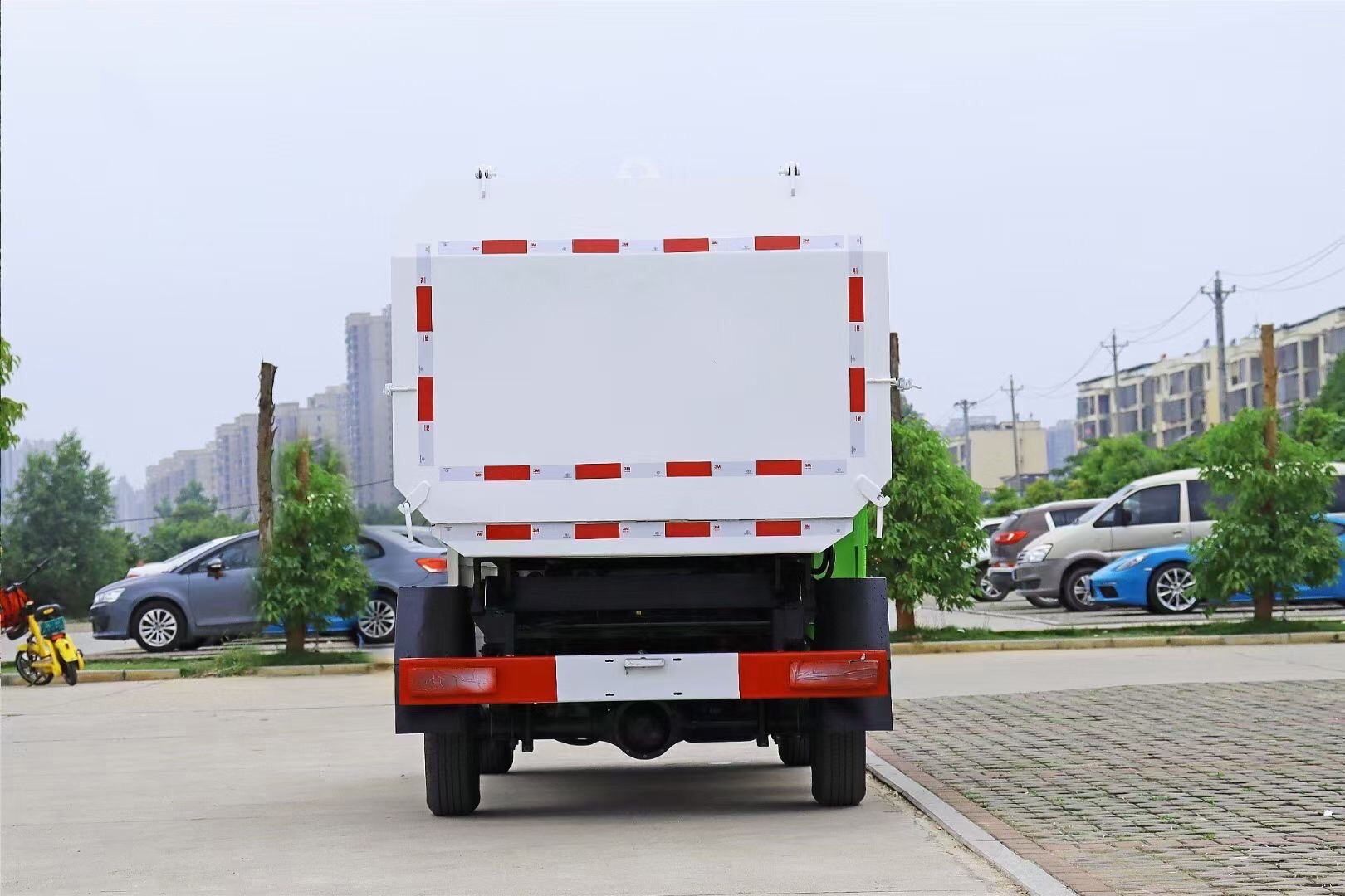 福田祥菱4方藍(lán)牌掛桶垃圾車(chē)