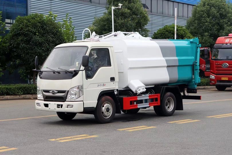 福田小卡4方掛桶垃圾車(chē)
