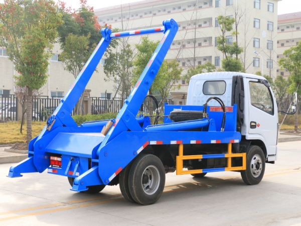 東風(fēng)小多利卡3~4方擺臂垃圾車