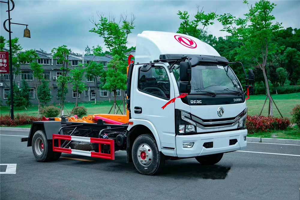 東風(fēng)多利卡D7勾臂垃圾車