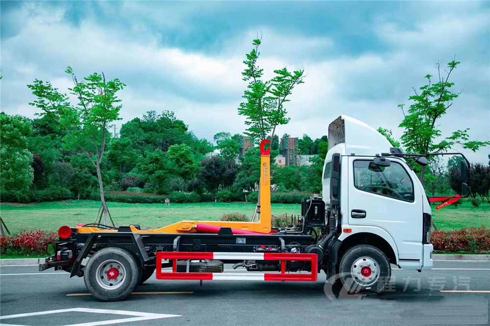 東風(fēng)多利卡D7勾臂垃圾車