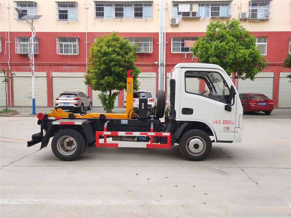 上汽躍進藍牌3方勾臂垃圾車