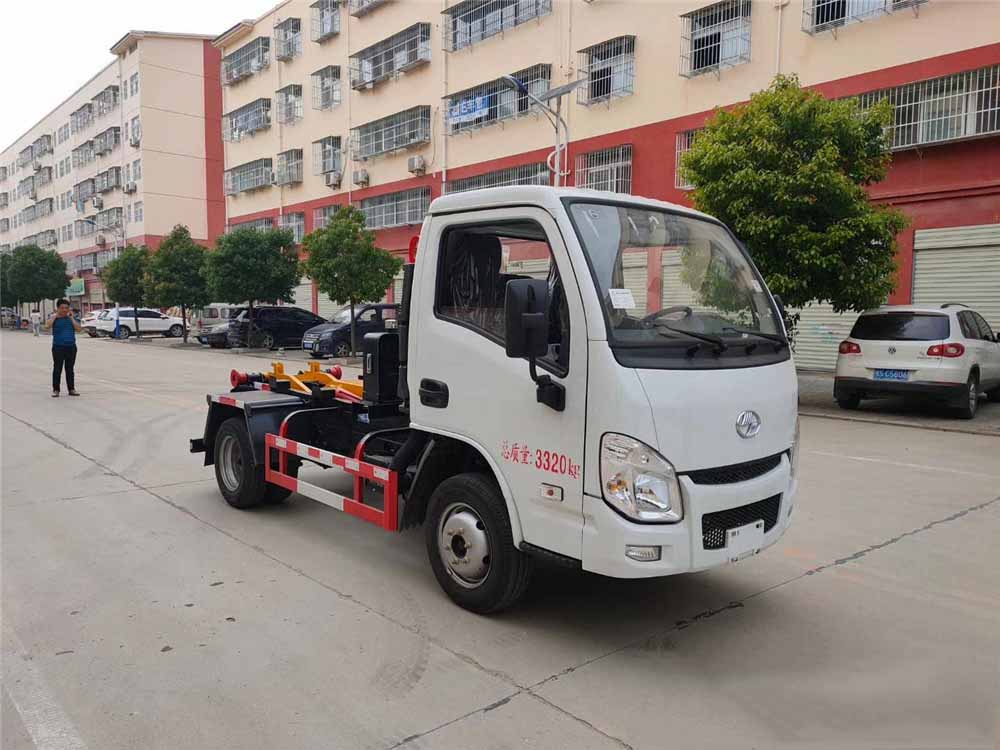 上汽躍進藍牌3方勾臂垃圾車