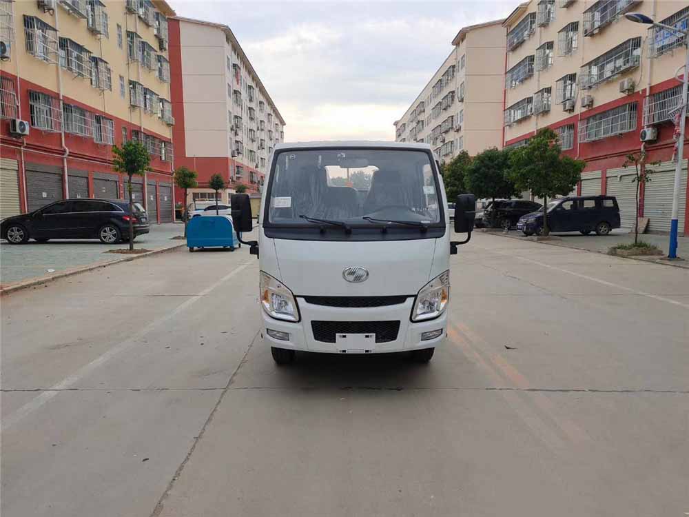 上汽躍進藍牌3方勾臂垃圾車