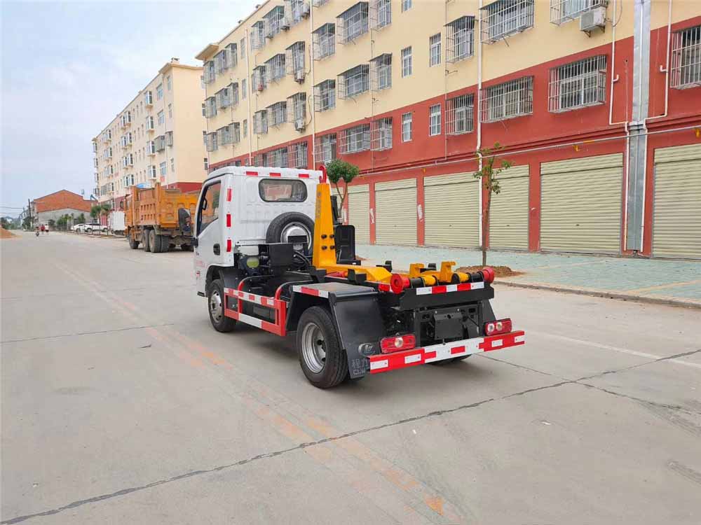 上汽躍進藍牌3方勾臂垃圾車