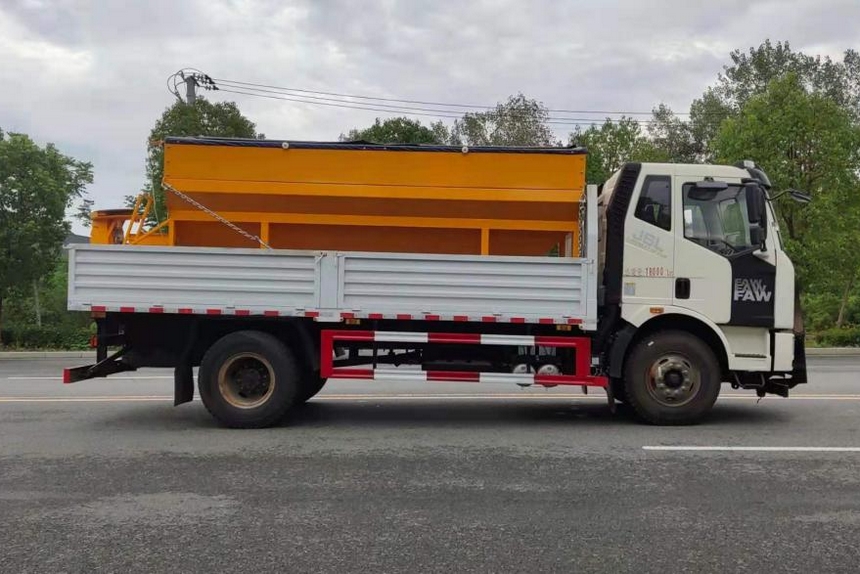 一汽解放除雪車(chē)/撒鹽車(chē)