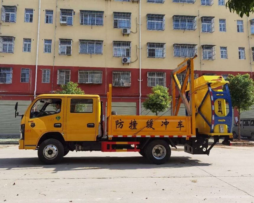 東風(fēng)D6雙排防撞緩沖車