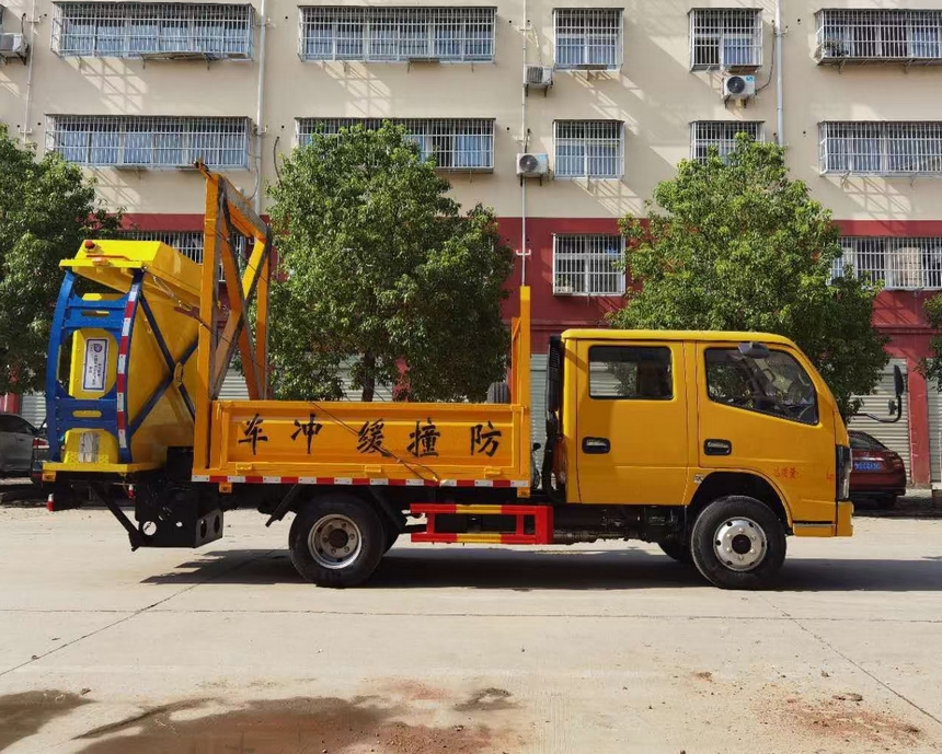 東風(fēng)D6雙排防撞緩沖車