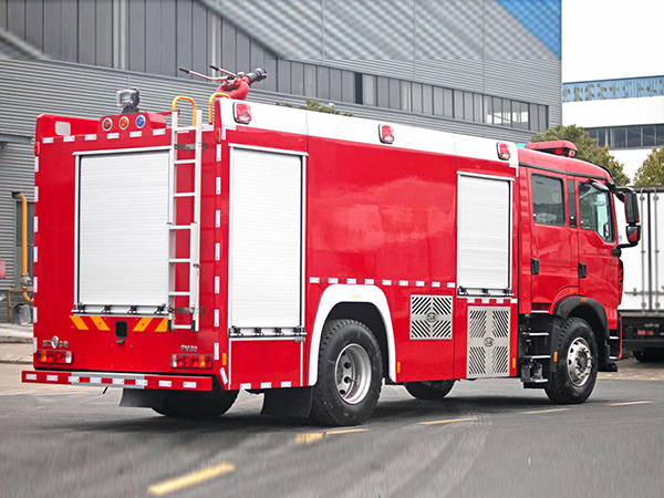重汽豪沃8噸水罐消防車