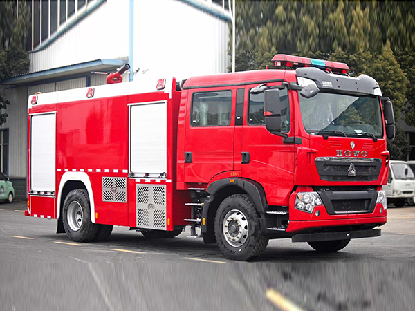 重汽豪沃8噸水罐消防車