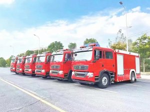 重汽豪沃8噸水罐消防車
