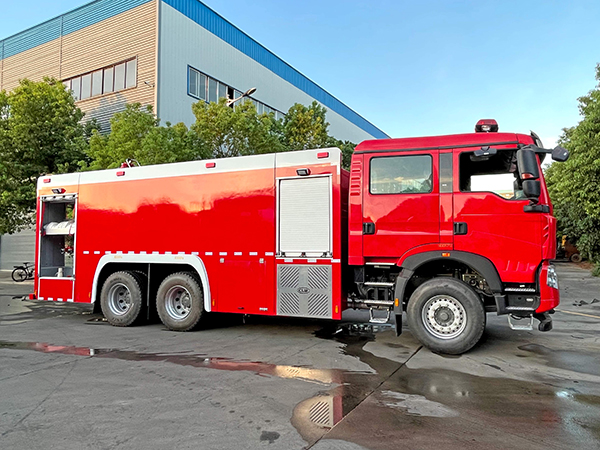 重汽豪沃16噸水罐消防車