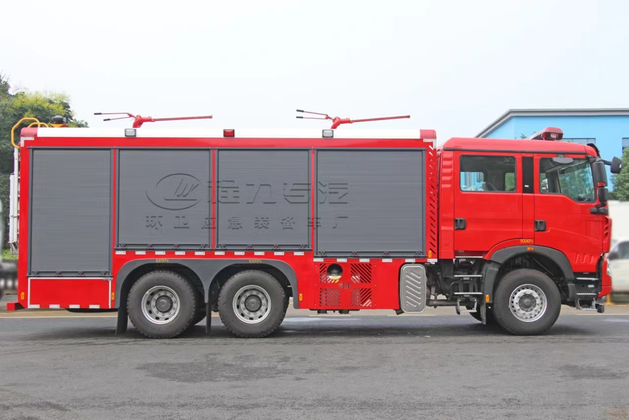 重汽豪沃4噸干粉消防車