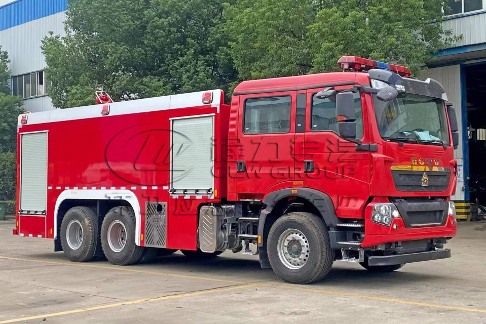 重汽豪沃12噸水罐消防車