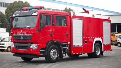 重汽豪沃8噸泡沫消防車