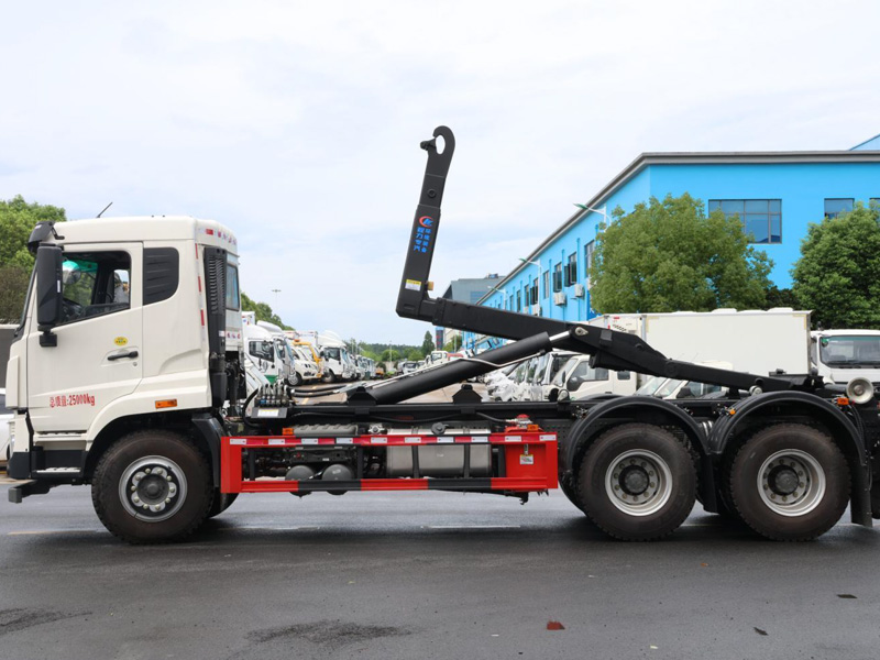 重汽豪沃后雙橋勾臂垃圾車(chē)