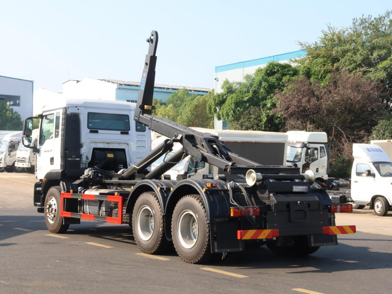 重汽汕德卡后雙橋勾臂垃圾車(chē)