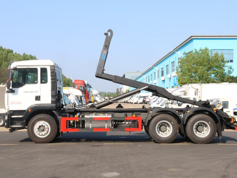 重汽汕德卡后雙橋勾臂垃圾車(chē)