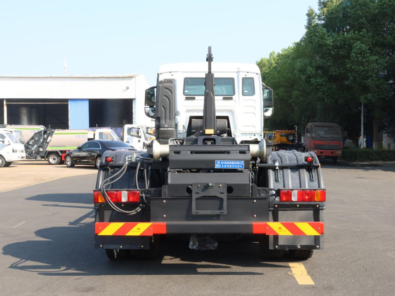 重汽汕德卡后雙橋勾臂垃圾車(chē)