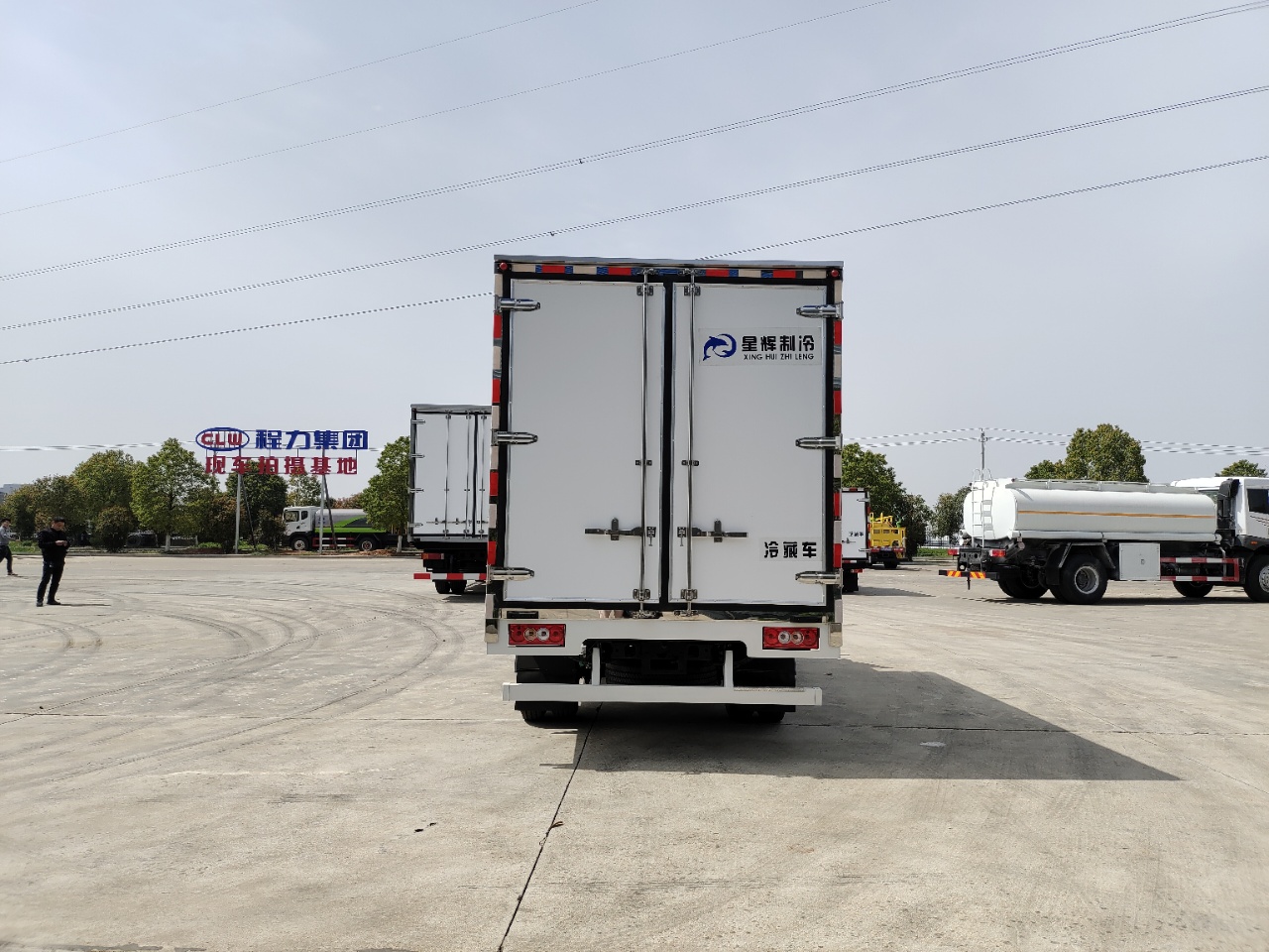 福田奧鈴速運(yùn)中體4.2米冷藏車(chē)